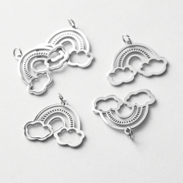 Zawieszka ze stali chirurgicznej tęcza z chmurkami w kolorze srebrnym 16x20mm