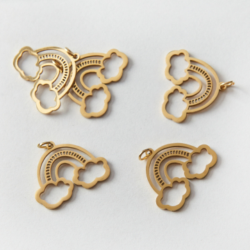 Zawieszka ze stali chirurgicznej tęcza z chmurkami w kolorze złotym 16x20mm PVD