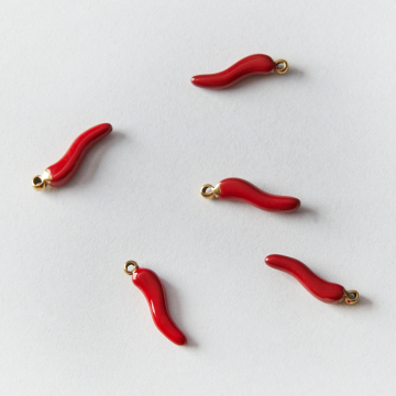 Zawieszka ze stali chirurgicznej emaliowana papryczka chilli w kolorze złotym 15mm PVD