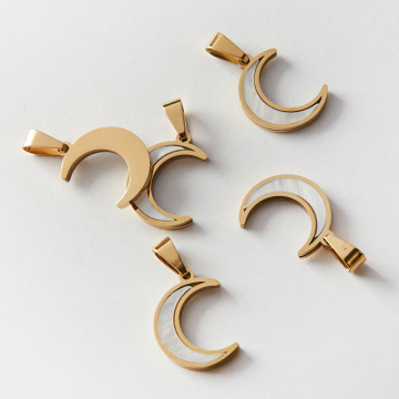Zawieszka ze stali szlachetnej księżyc z masą perłową w kolorze złotym 18x13mm PVD