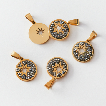 Zawieszka ze stali chirurgicznej róża wiatrów wysadzana cyrkoniami w kolorze złotym 14mm PVD