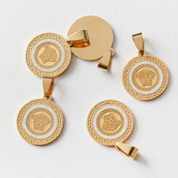 Zawieszka ze stali chirurgicznej moneta z Medusą i białą emalią w kolorze złotym 20mm PVD