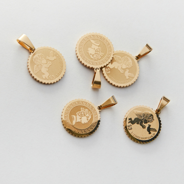 Zawieszka ze stali chirurgicznej moneta z aniołkiem i Królową Elżbietą w kolorze złotym 16mm PVD