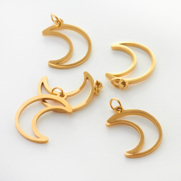 Zawieszka ze stali chirurgicznej księżyc wycięty w kolorze złotym 17,5mm