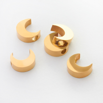 Koralik ze stali chirurgicznej księżyc w kolorze złotym 6,5x7,5mm