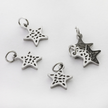 Mini zawieszka ze stali chirurgicznej gwiazdka ażurowa w kolorze srebrnym 9mm