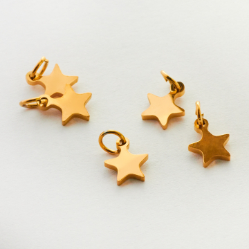 Mini zawieszka ze stali chirurgicznej gwiazdka w kolorze złotym 7mm PVD