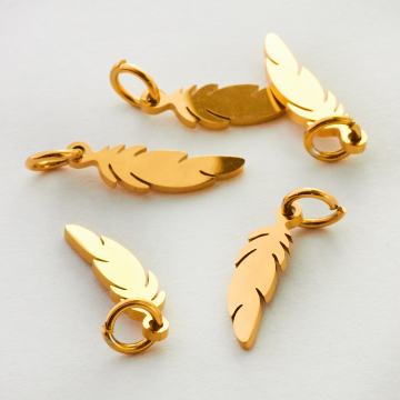 Zawieszka ze stali szlachetnej piórko w kolorze złotym 19,5mm