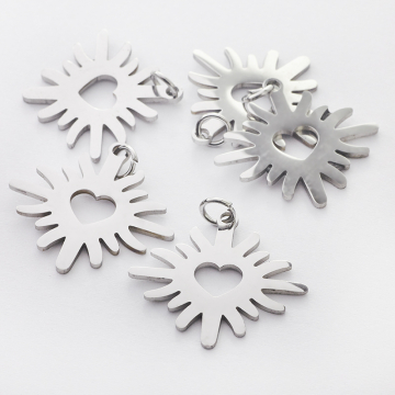 Zawieszka ze stali szlachetnej wycięte serce w kwiatku w kolorze srebrnym 22mm