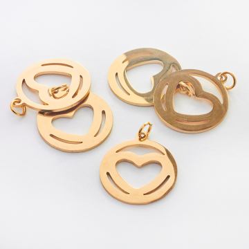 Zawieszka ze stali chirurgicznej serce w kółku w kolorze złotym 20mm