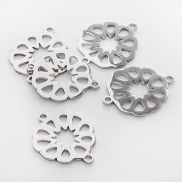 Łącznik ze stali chirurgicznej kwiatek wycięty w kolorze srebrnym 25mm