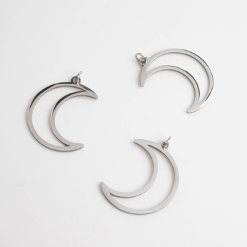 Zawieszka ze stali chirurgicznej księżyc wycięty w kolorze srebrnym 24mm