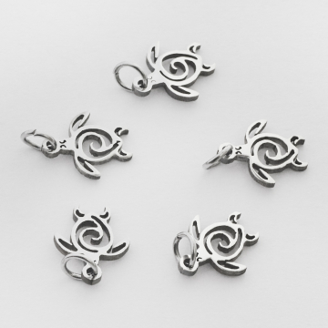 Mini zawieszka ze stali szlachetnej żółwik w kolorze srebrnym 13mm