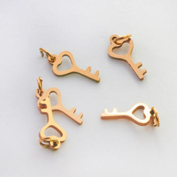 Mini zawieszka ze stali chirurgicznej kluczyk z serduszkiem w kolorze złotym 12mm