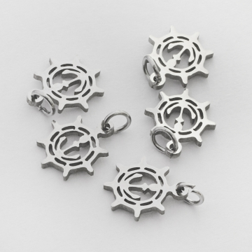 Mini zawieszka ze stali chirurgicznej koło sterowe w kolorze srebrnym 10mm