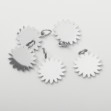 Zawieszka ze stali szlachetnej słoneczko w kolorze srebrnym 13mm