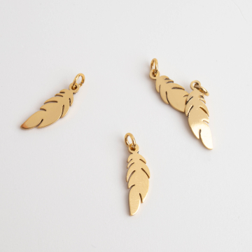 Zawieszka ze stali chirurgicznej piórko w kolorze złotym 13,5mm