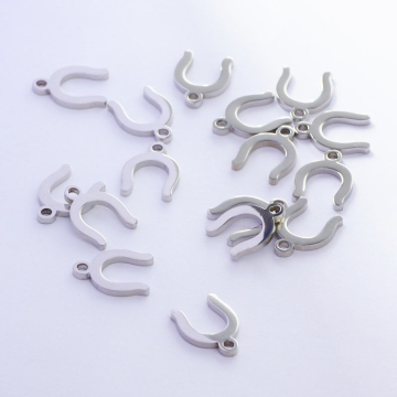 Zawieszka ze stali chirurgicznej podkowa w kolorze srebrnym 11,5mm