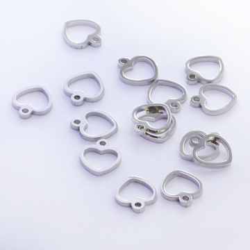 Zawieszka ze stali chirurgicznej serce wycięte w kolorze srebrnym 10mm