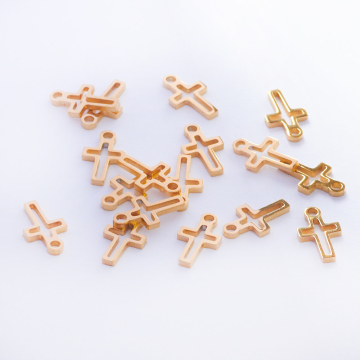 Zawieszka ze stali chirurgicznej krzyż wycięty w kolorze złotym 11,5mm