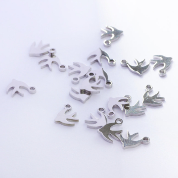 Zawieszka ze stali szlachetnej jaskółka w kolorze srebrnym 9mm