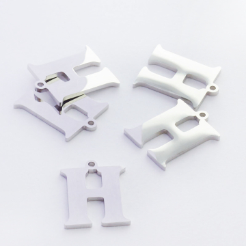 Zawieszka ze stali szlachetnej literka H w kolorze srebrnym 14mm