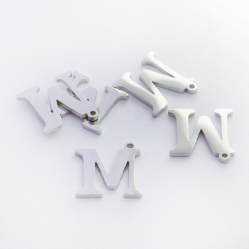 Zawieszka ze stali szlachetnej literka M w kolorze srebrnym 11mm