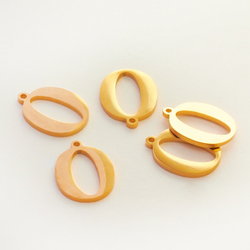 Zawieszka ze stali szlachetnej literka O w kolorze złotym 13,7mm