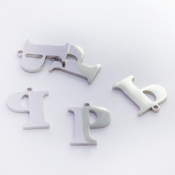 Zawieszka ze stali szlachetnej literka P w kolorze srebrnym 13,7mm