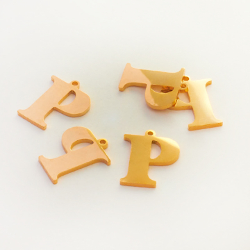 Zawieszka ze stali szlachetnej literka P w kolorze złotym 19mm