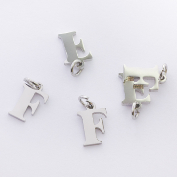 Zawieszka ze stali szlachetnej literka F w kolorze srebrnym 10mm