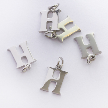 Zawieszka ze stali szlachetnej literka H w kolorze srebrnym 8mm