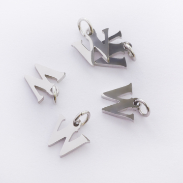 Zawieszka ze stali chirurgicznej literka W w kolorze srebrnym 7mm