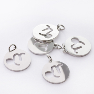 Zawieszka ze stali szlachetnej znak zodiaku Koziorożec w kolorze srebrnym 15mm