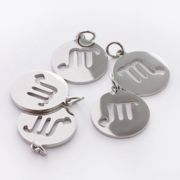 Zawieszka ze stali szlachetnej znak zodiaku Skorpion w kolorze srebrnym 15mm