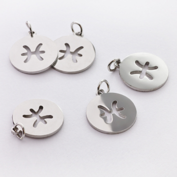 Zawieszka ze stali szlachetnej znak zodiaku Ryby w kolorze srebrnym 15mm