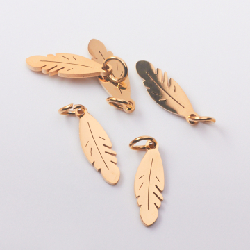 Zawieszka ze stali piórko w kolorze złotym 16mm
