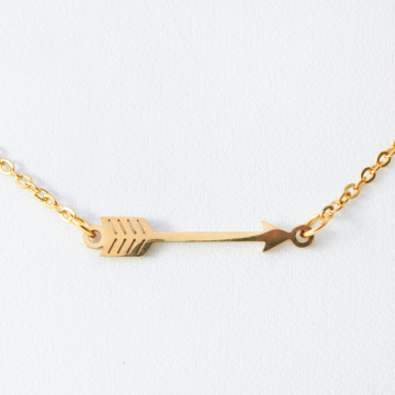Naszyjnik ze stali chirurgicznej strzałka w kolorze złotym 47cm