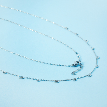 Naszyjnik z mini zawieszkami ze stali chirurgicznej oczko  w kolorze srebrnym 40cm