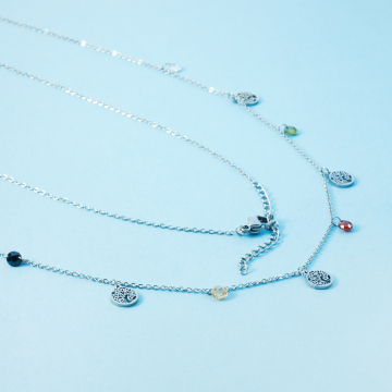 Naszyjnik z mini zawieszkami ze stali chirurgicznej drzewko i cyrkonie w kolorze srebrnym 41cm