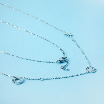 Naszyjnik z mini zawieszkami ze stali chirurgicznej serce gwiazdka kółko w kolorze srebrnym 42cm