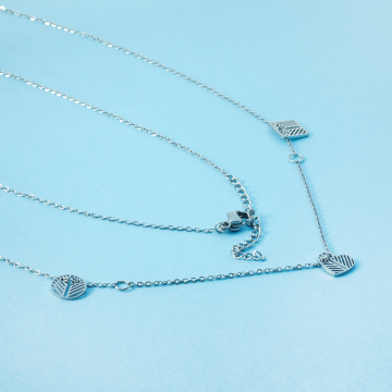 Naszyjnik z mini zawieszkami ze stali chirurgicznej zawieszki ażurowe w kolorze srebrnym 42,5cm