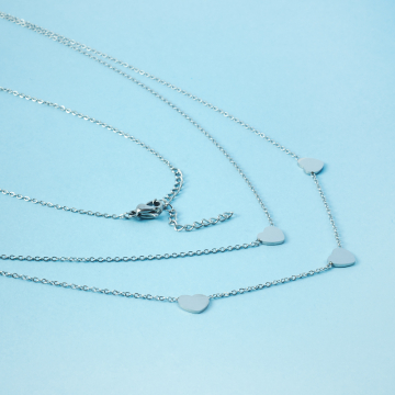 Naszyjnik z mini zawieszkami ze stali chirurgicznej serca w kolorze srebrnym 40cm