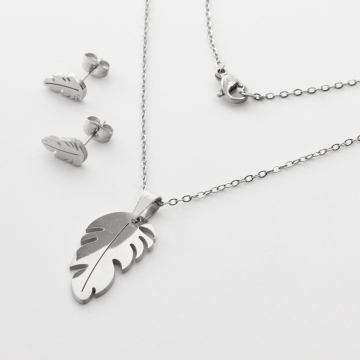 Komplet biżuterii ze stali chirurgicznej z kolczykami piórko w kolorze srebrnym 45cm