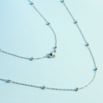 Łańcuszek ze stali chirurgicznej z kuleczkami w kolorze srebrnym 71cm