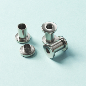 Tuleja rozkręcana ze stali chirurgicznej do drobnych koralików w kolorze srebrnym 13,8x7mm