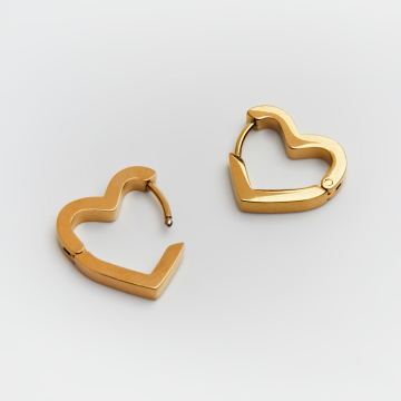 Kolczyki kajdanki ze stali chirurgicznej trójkąty serca w kolorze złotym 15,5x15mm