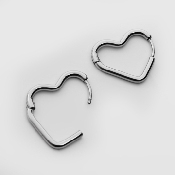 Kolczyki kajdanki ze stali szlachetnej serca okrągłe w kolorze srebrnym 10x17,5mm
