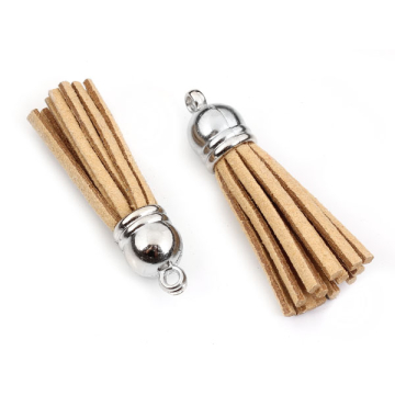 Chwost z rzemienia zamszowego w srebrnym okuciu kremowy 4cm