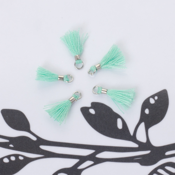 Mini chwosty w srebrnym okuciu turkusowy 10mm Mini chwosty w srebrnym okuciu turkusowy 10mm